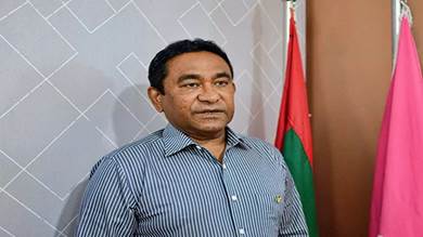 عبد الله يمين الرئيس السابق لجزر المالديف يقف لالتقاط صورة في مكتب حزبه في ماليه جزر المالديف